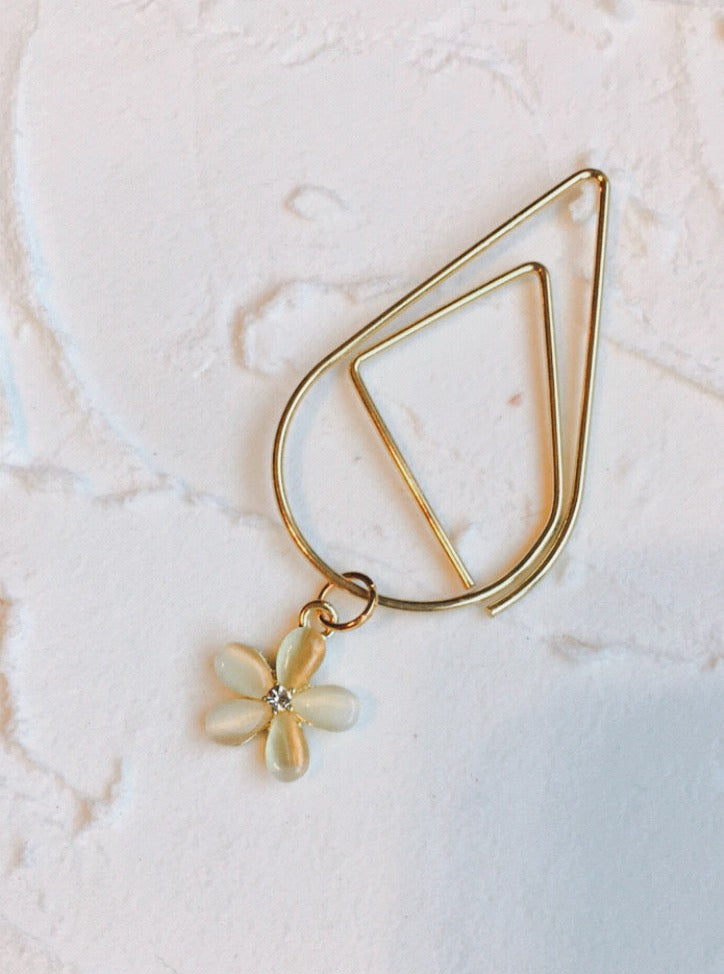 minimal daisy charm