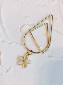 minimal daisy charm